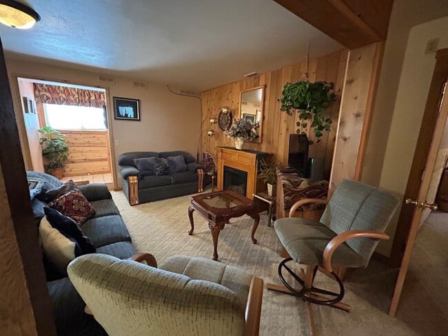Building Photo - Beautiful Furnished 2 Bedroom Basement Apa...
