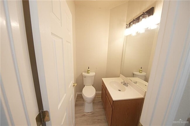 Building Photo - 27 Fern Ave