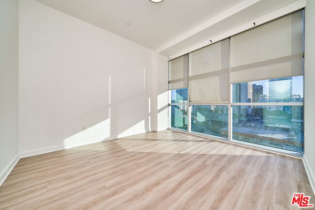 Building Photo - 3223 W 6th St