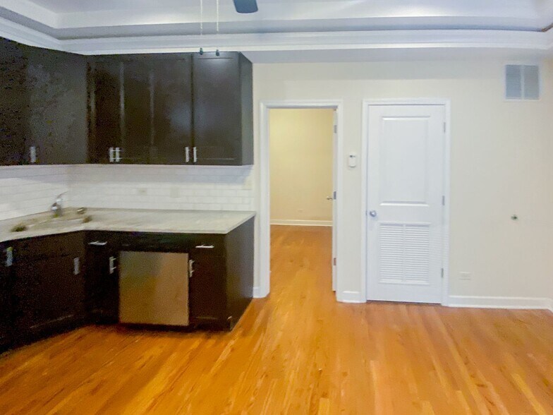 Building Photo - 850 W Cornelia Ave