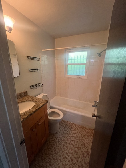 Building Photo - 860 Monroe Dr NE