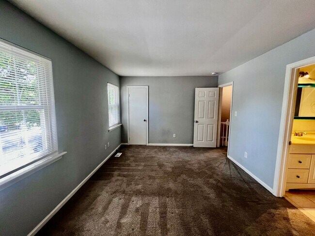 Building Photo - Charming Townhome in the Heart of Virginia Beach
