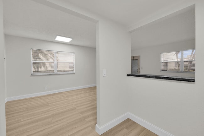 Building Photo - 146 Saxony D