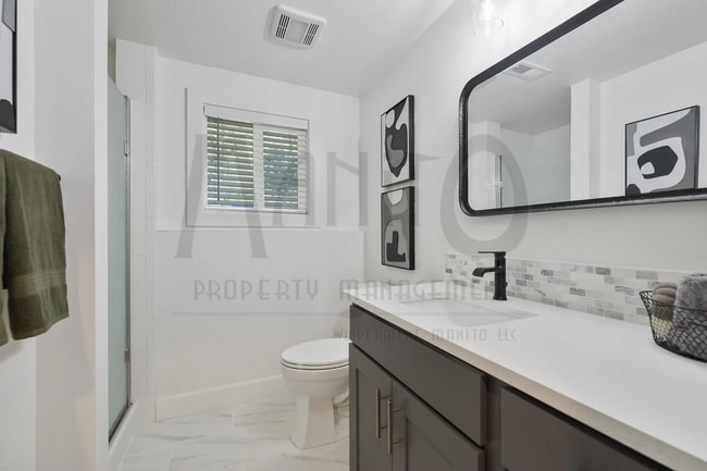 Building Photo - Spacious South Hill Home