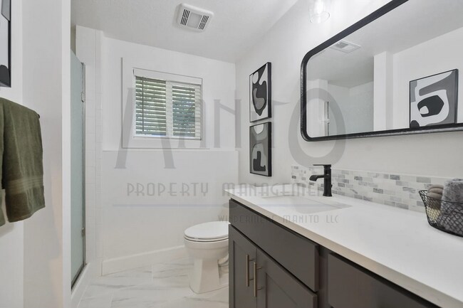 Building Photo - Updated & Spacious South Hill Home