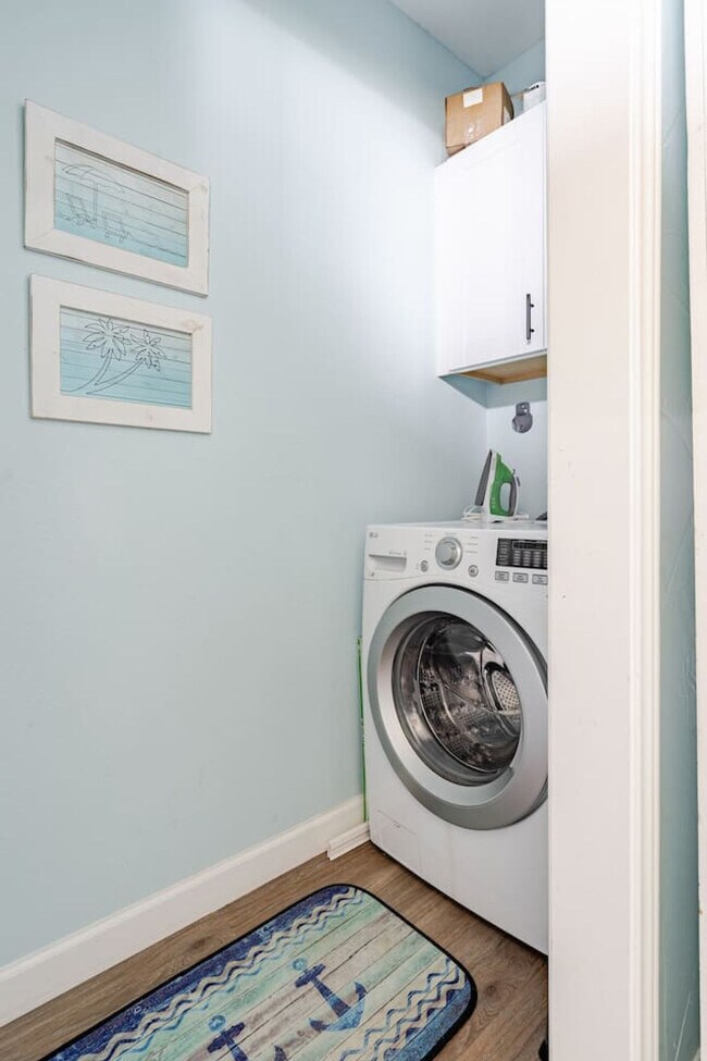 Building Photo - 994 Dolly St