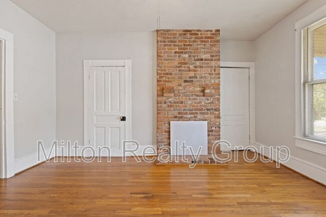 Building Photo - 106 W Ivey St
