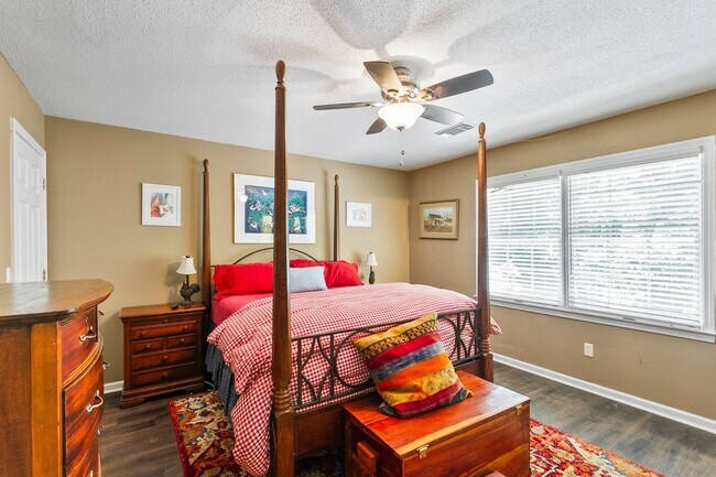 Building Photo - Beautiful 5 Bed 3.5 Bath Home! Available Summer 2026! Book Your Tour Today!