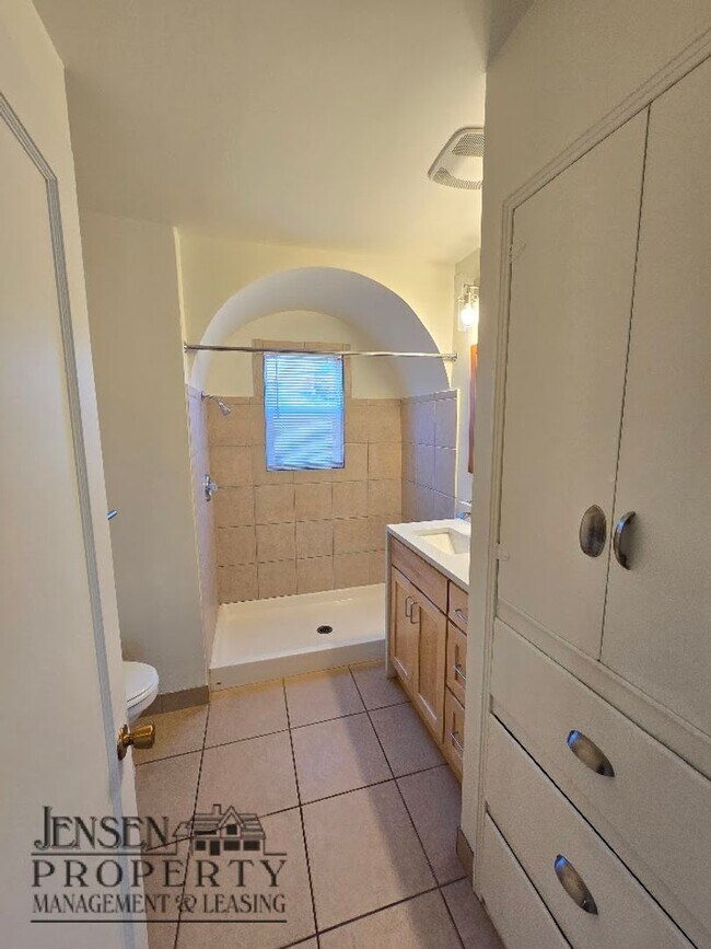 Building Photo - R698