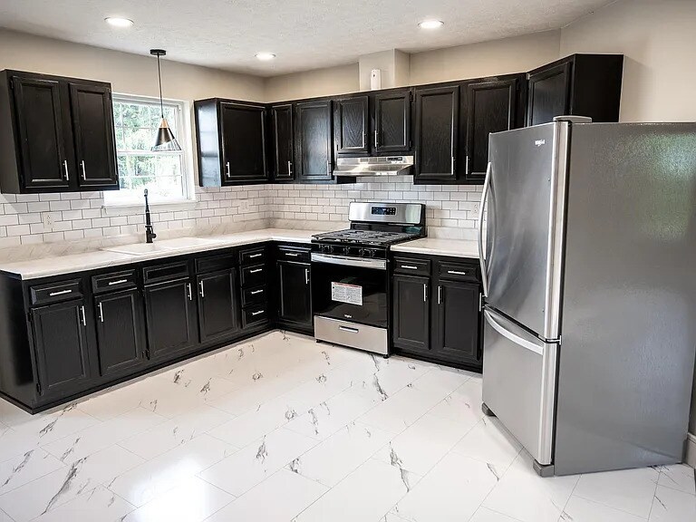 Building Photo - 916 E Dixon St