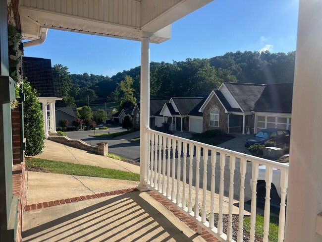 Building Photo - 3 bedroom + loft & 2.5 bedroom  in gated c...