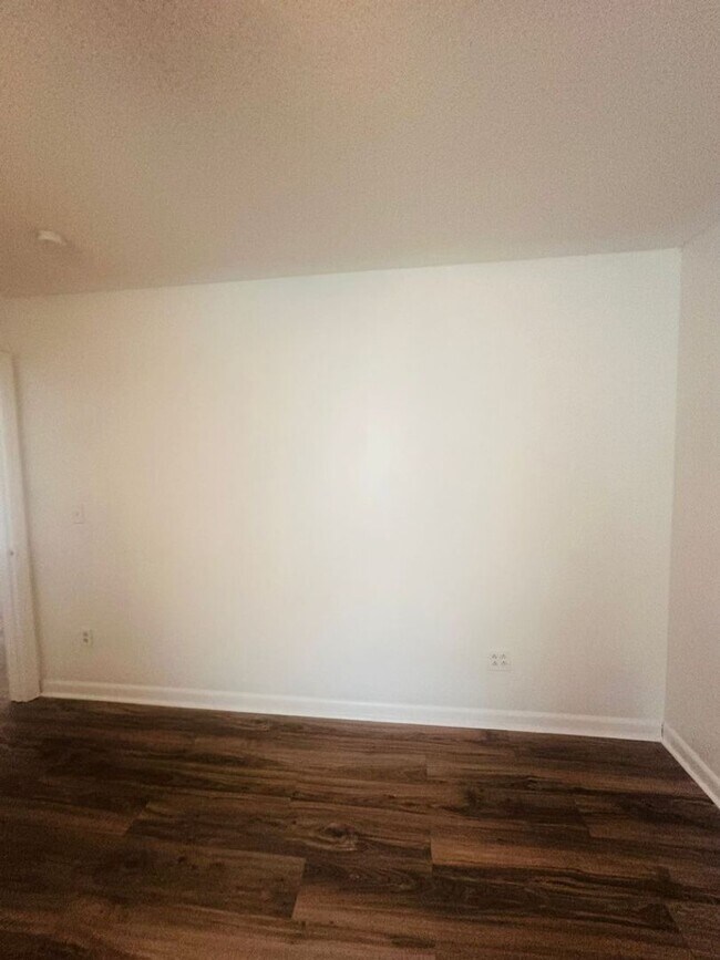 Building Photo - Quiet 3 Bedroom 2 Bath with Creek Access