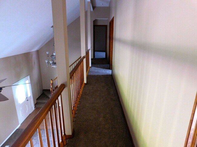 Building Photo - 5 acres and a Large 6 bedroom house. Extra garages and sheds.