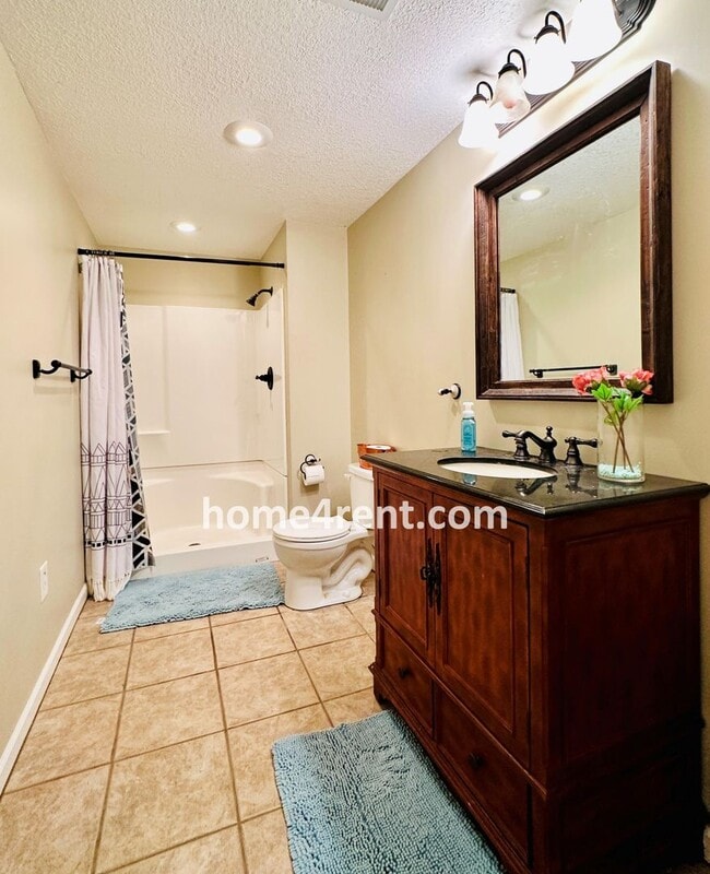 Building Photo - Beautiful Four Bedroom Home in a Quiet Neighborhood w/ an Updated Kitchen, Wood Floors, and a Fin...