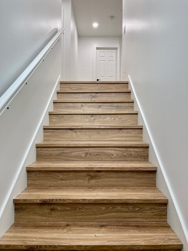 Extra wide stairs - 5020 Maltby Rd