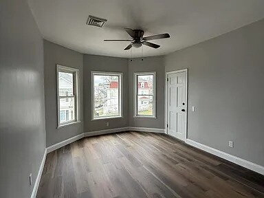 Building Photo - This stunning apartment on the 3rd floor boasts 3 bedrooms, 1 bathroom.