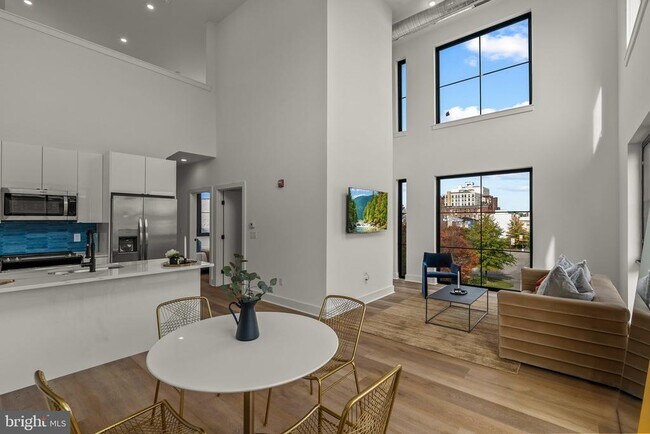 Building Photo - 416 W Girard Ave
