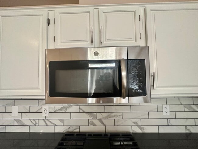 Building Photo - Darling one story home