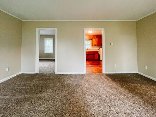 Building Photo - Coming Soon! Cozy 2 Bed / 1 Bath Home — Pet Friendly!