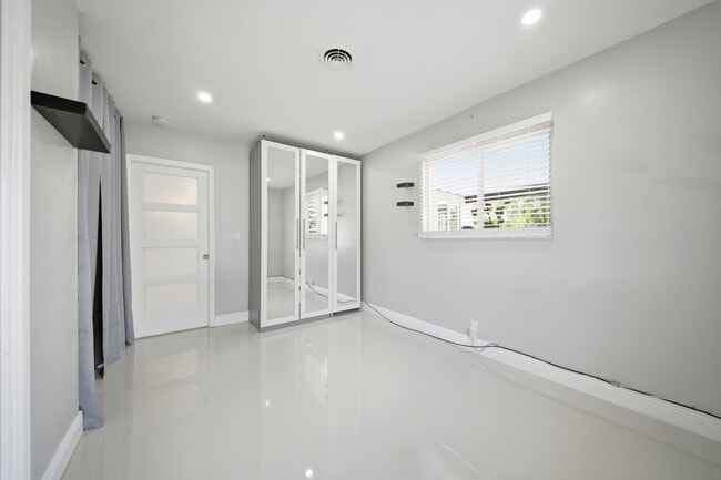 Building Photo - 5031 NE 23rd Terrace