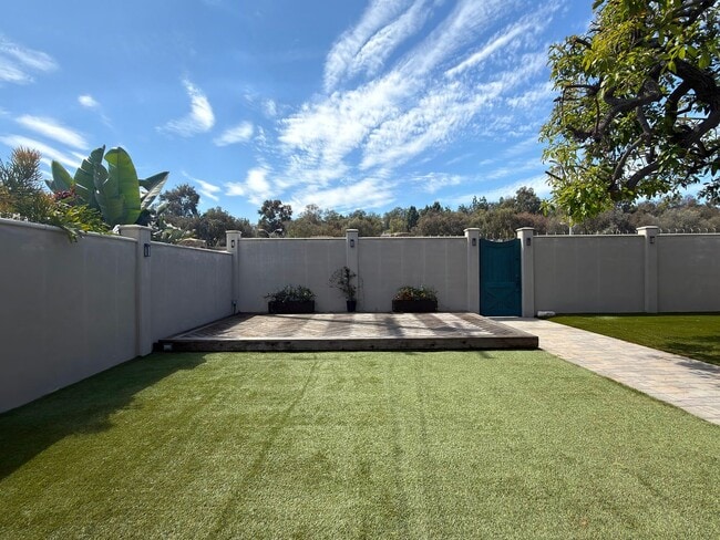 Building Photo - **2025 Euclid Ave Long Beach** Beautiful 3 bedroom 2 bath !!2 weeks free OAC!!