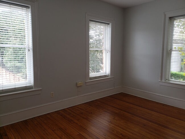 Building Photo - Two Bedroom Townhome Close to Forsyth Park
