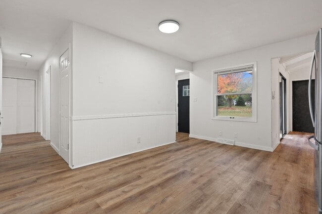 Building Photo - 2311 W Oakwood Rd