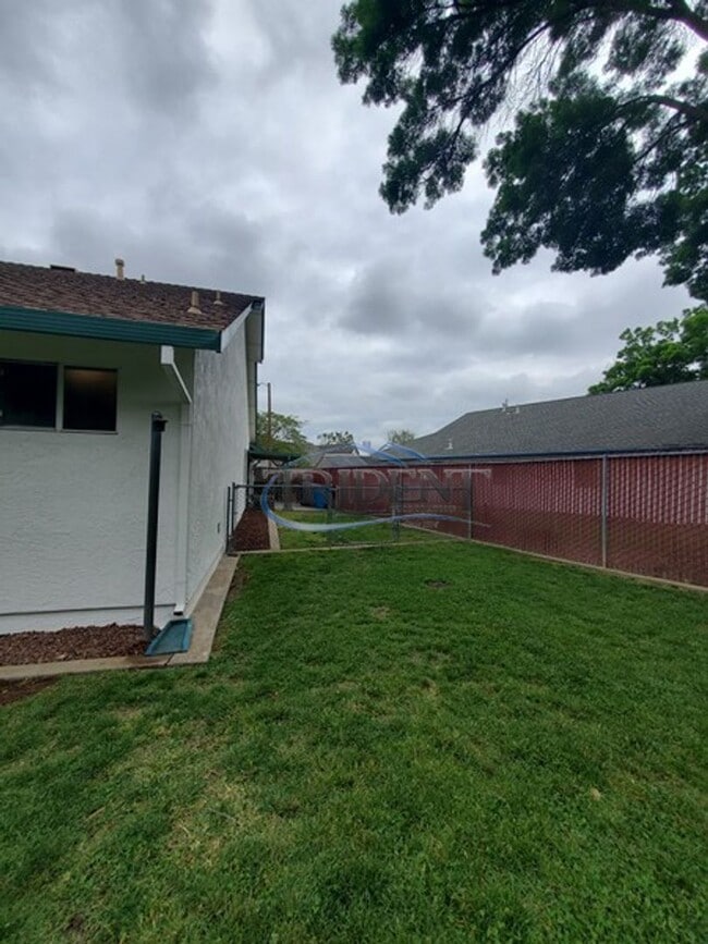 Building Photo - Beautiful Yuba City home on a large lot