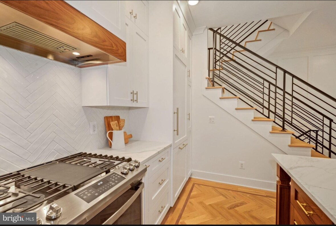 Building Photo - 614 Otis Pl NW