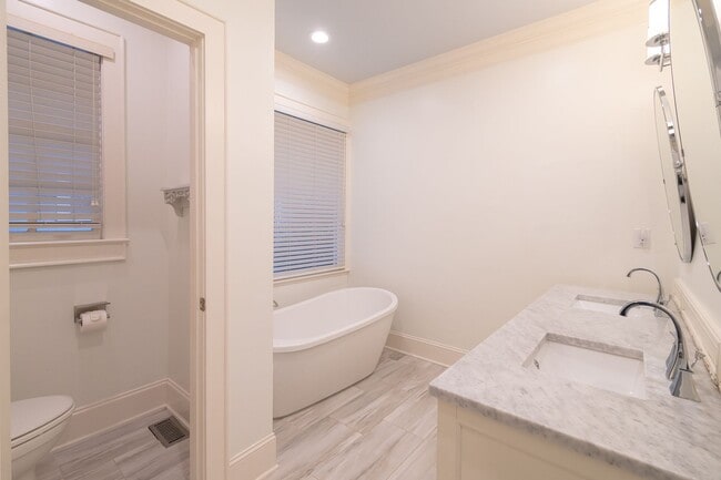 Building Photo - Spacious charmer in the heart of Dilworth ...