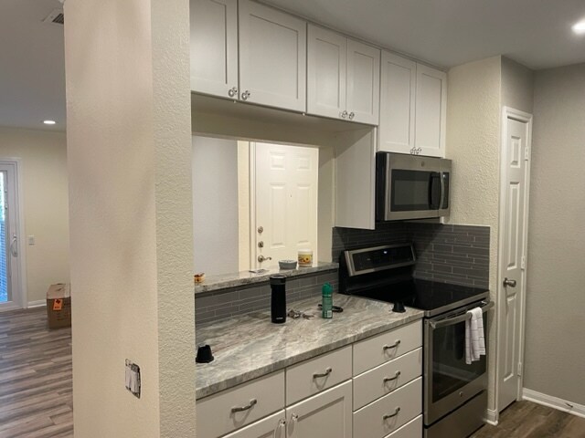 Kitchen - 1880 White Oak Dr