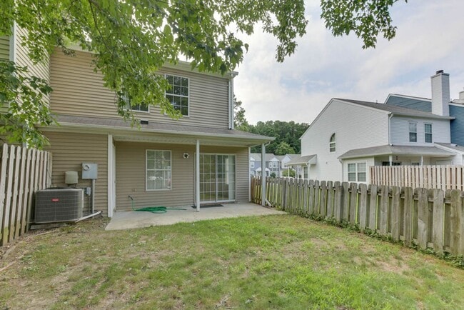 Building Photo - Updated 3-Bedroom Yorktown Townhouse with Private Yard and Community Amenities