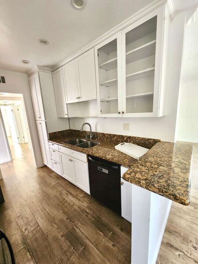 Building Photo - Beautiful and spacious condo in Tarzana!