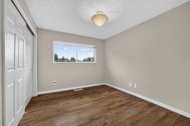 Building Photo - Top floor Duplex in Kent.  4 beds 2 bath with Very large fenced yard and 2 car garage. RENT $3050...