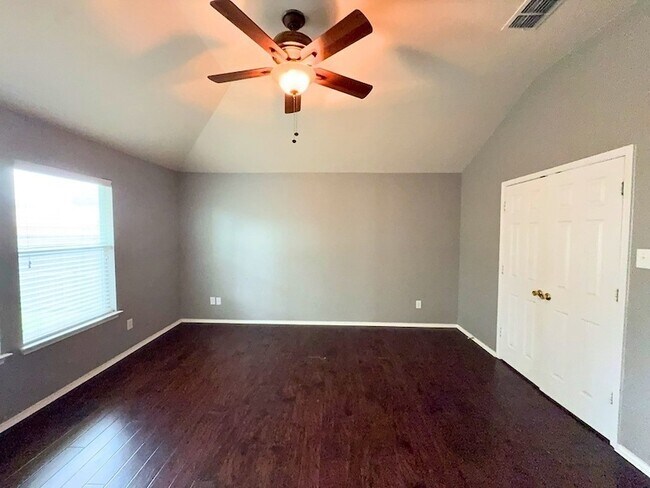 Building Photo - 9120 Goldenview Dr
