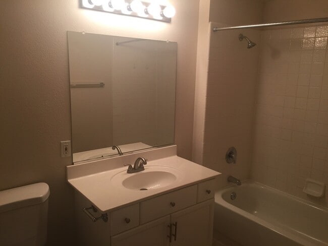 Building Photo - Perfect 2 bed/2 bath condo in Summerlin!