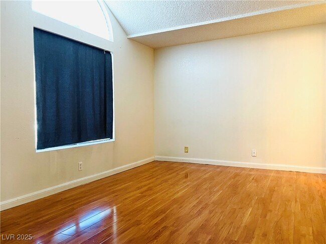 Building Photo - 3217 Opera Dr