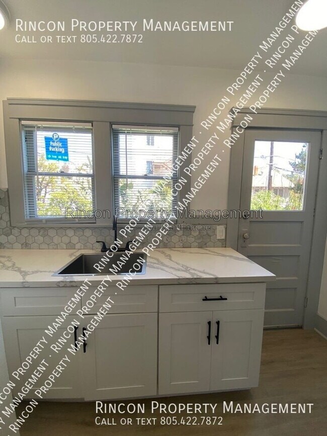 Building Photo - 658 Poli St