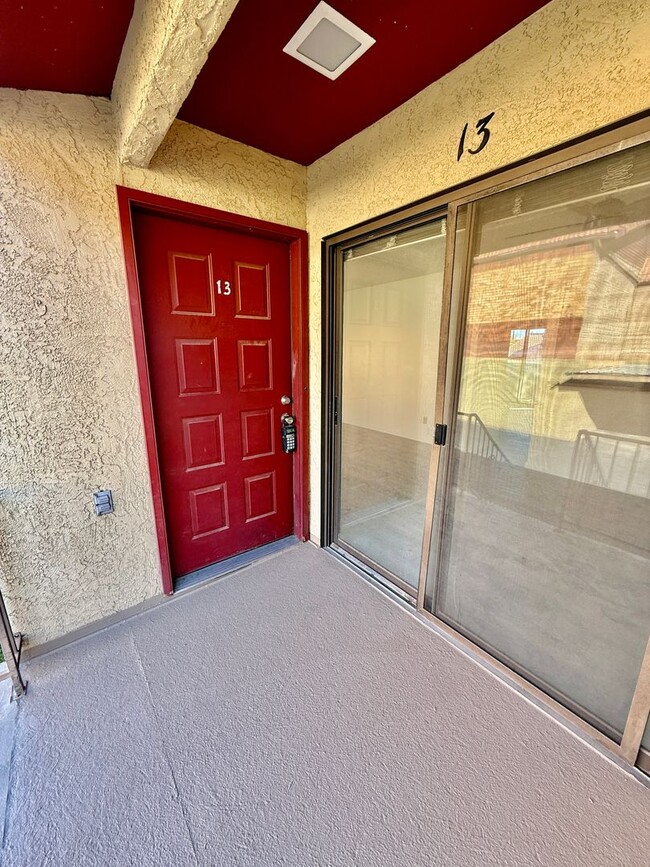 Building Photo - One Bedroom, TWO Bath apartment in Downtow...