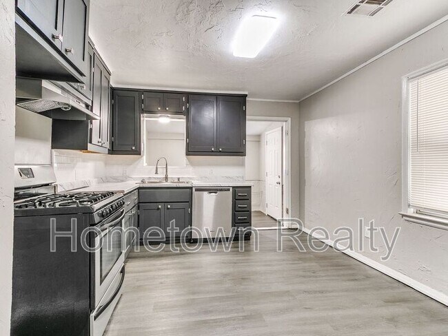 Building Photo - 220 E Jacobs Dr