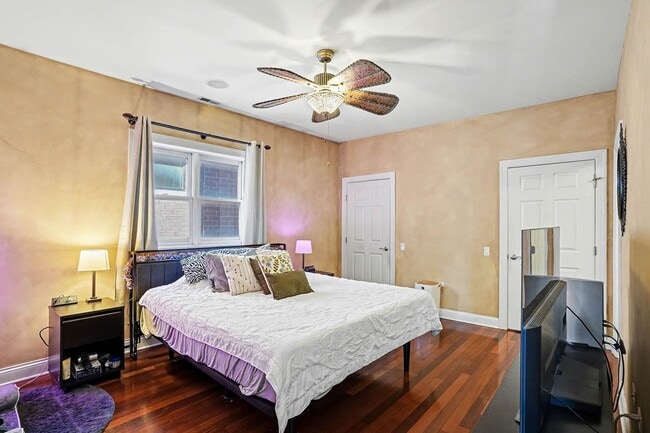 Building Photo - 2222 W Belmont Ave