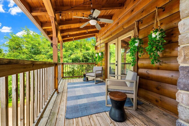 Building Photo - 208 Tunnel Ridge Dr