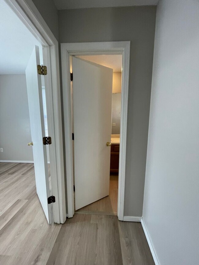 Building Photo - 531-B N Oak Grove Ave