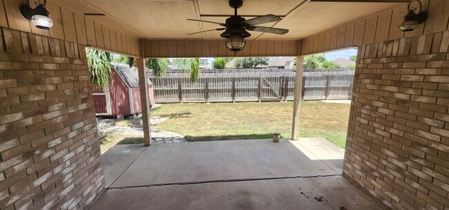Building Photo - 807 Sabinas St
