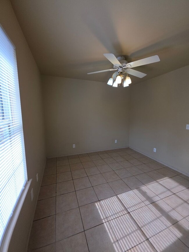 Building Photo - 1002 N Greenwich Ave