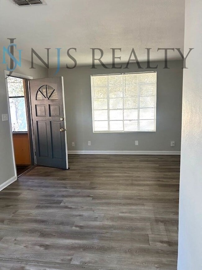 Building Photo - JUST REDUCED!!!!  BEAUTIFULLY UPDATED 3/1 889sq ft home. with upgraded kitchen & bath & covered p...