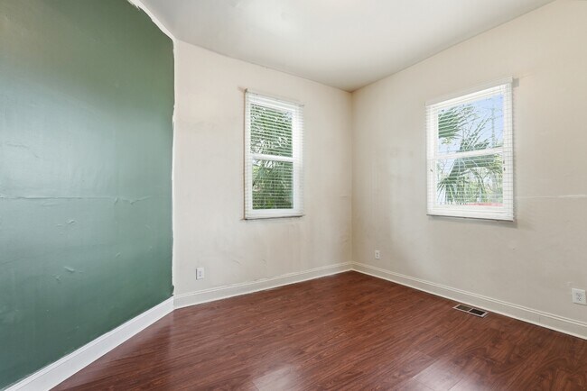Building Photo - 309 W 41st St