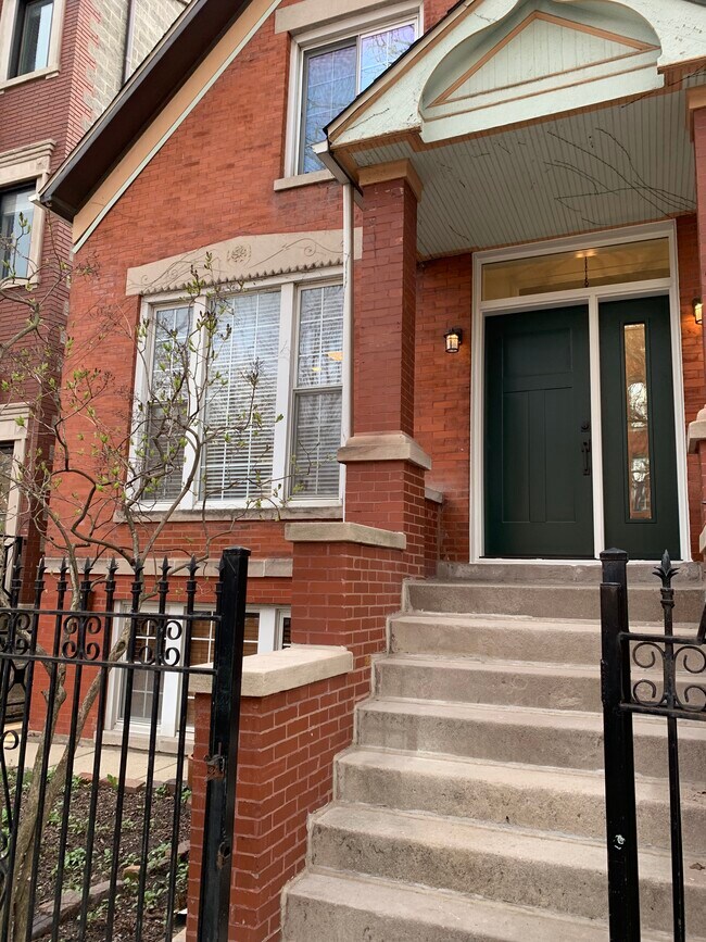 East/West exposure, lots of light, duplex up in this historic Chicago worker's cottage. - 1648 N Claremont Ave