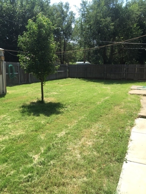 Building Photo - 3 bedrooms 2 bathrooms 1 car carport