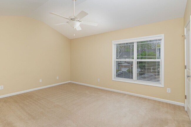 Building Photo - Charming 2-Bedroom Townhome Convenient to ...